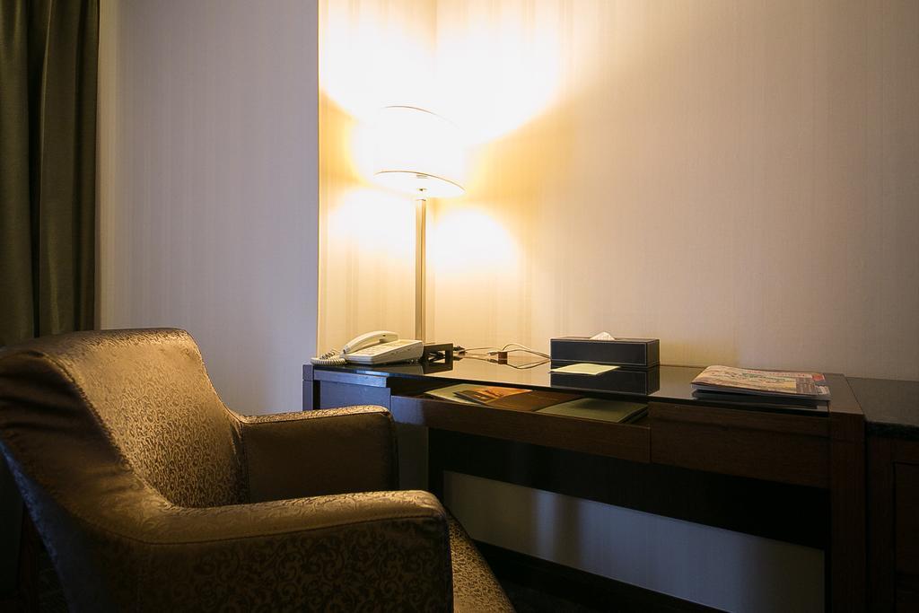 Evergreen Plaza Hotel - Тайнан Стая снимка A table lamp