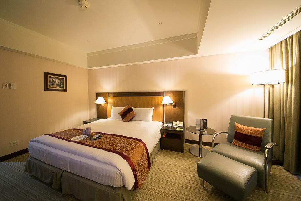 Evergreen Plaza Hotel - Тайнан Стая снимка A room at the hotel