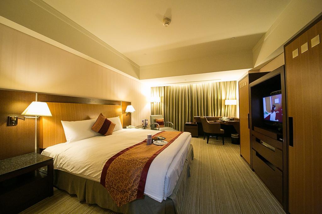 Evergreen Plaza Hotel - Тайнан Стая снимка Deluxe Room