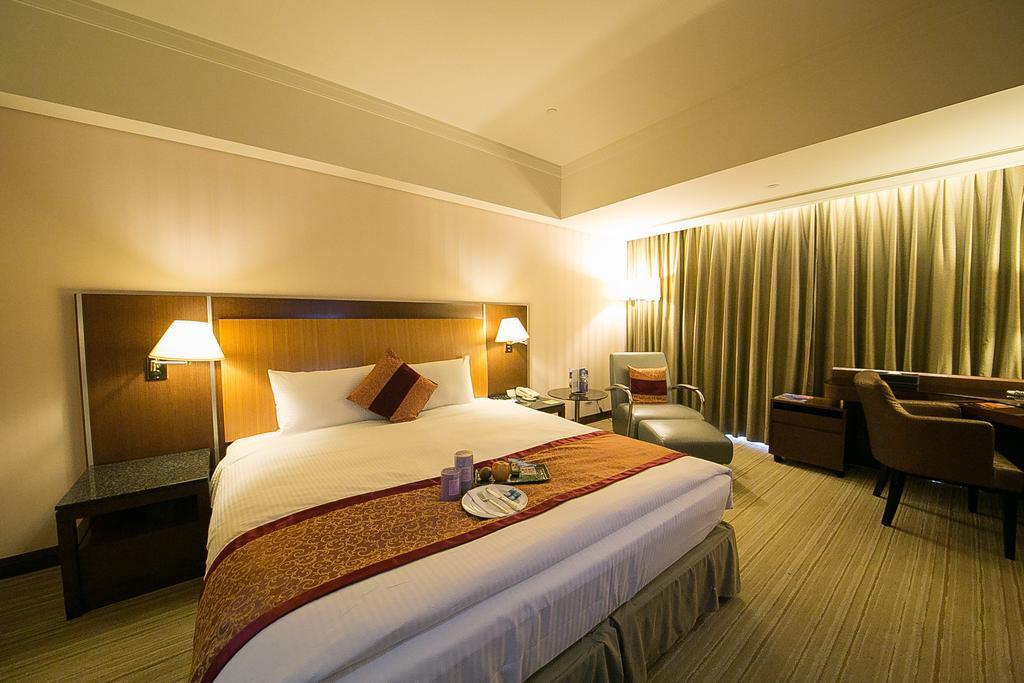 Evergreen Plaza Hotel - Тайнан Стая снимка