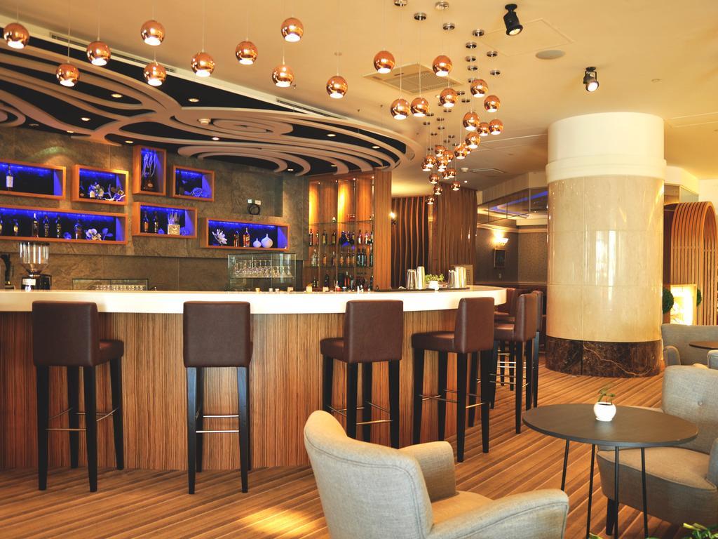 Evergreen Plaza Hotel - Тайнан Екстериор снимка The bar at the lounge