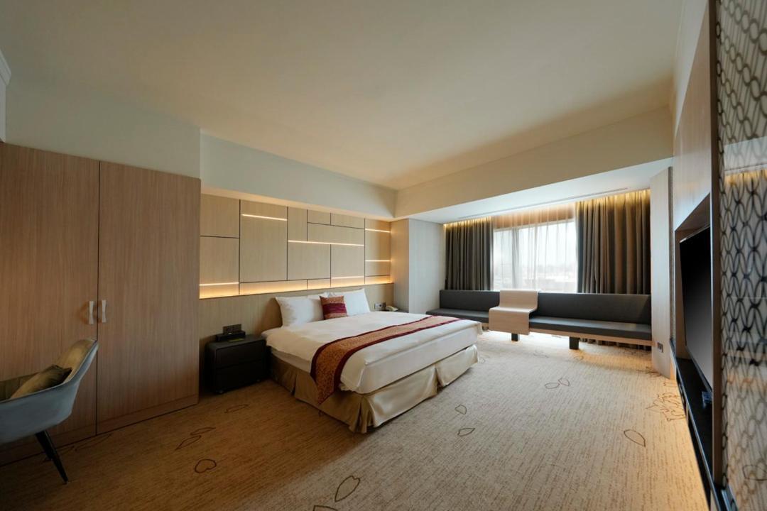Evergreen Plaza Hotel - Тайнан Екстериор снимка