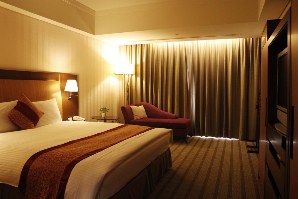 Evergreen Plaza Hotel - Тайнан Стая снимка