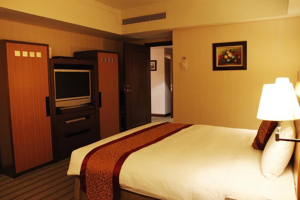Evergreen Plaza Hotel - Тайнан Стая снимка A room at the hotel
