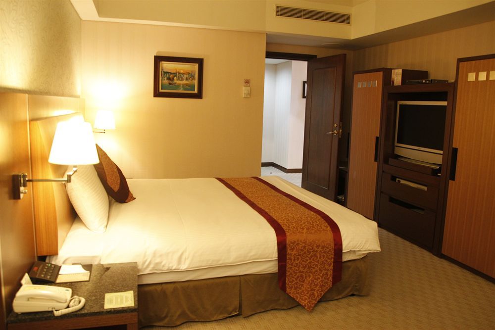 Evergreen Plaza Hotel - Тайнан Екстериор снимка A bedroom in a hotel