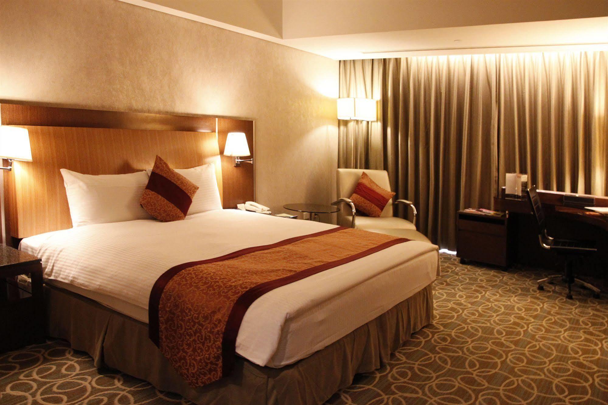 Evergreen Plaza Hotel - Тайнан Екстериор снимка Deluxe room