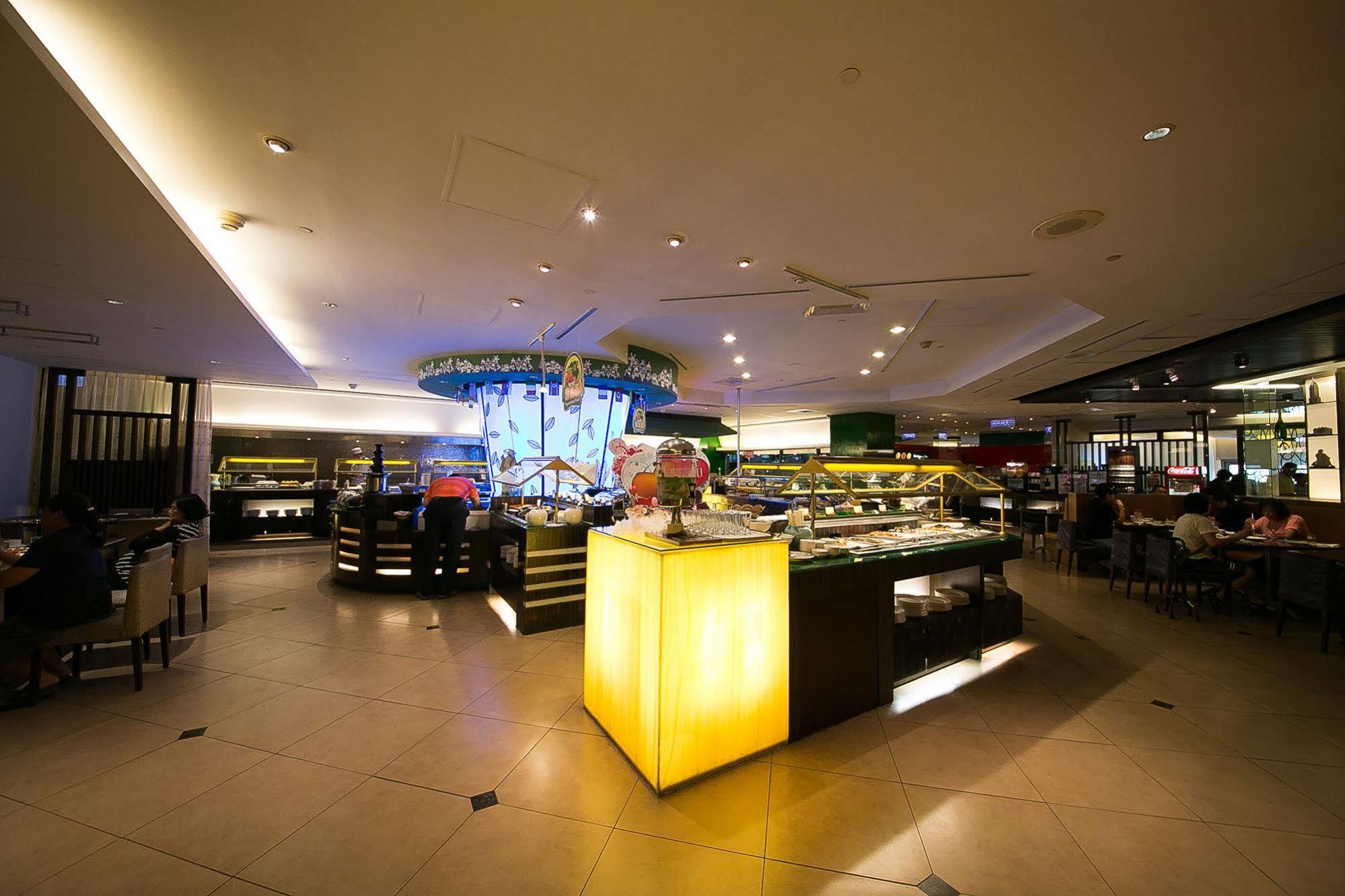 Evergreen Plaza Hotel - Тайнан Екстериор снимка The interior of the restaurant