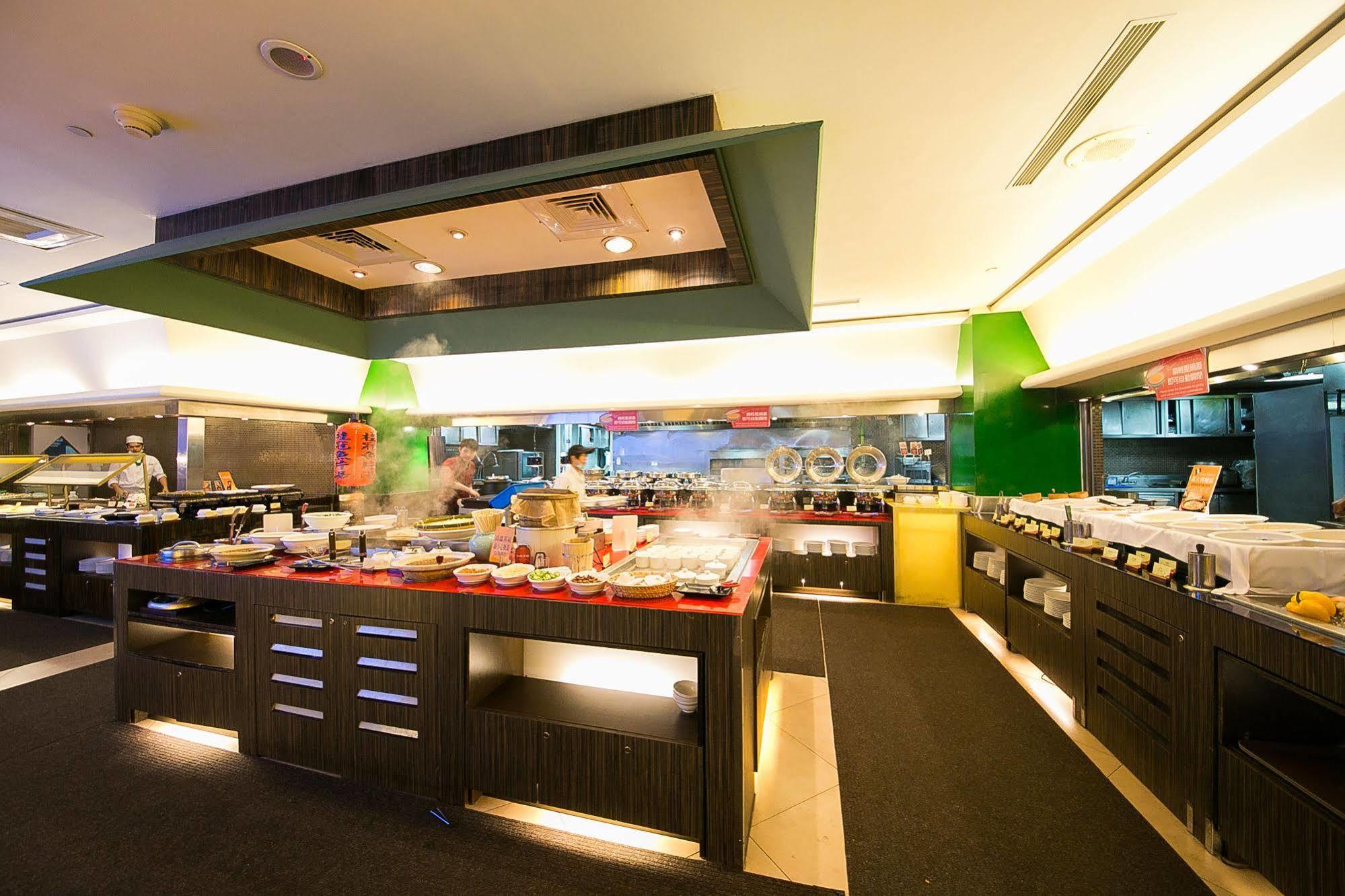 Evergreen Plaza Hotel - Тайнан Екстериор снимка A buffet restaurant in Singapore