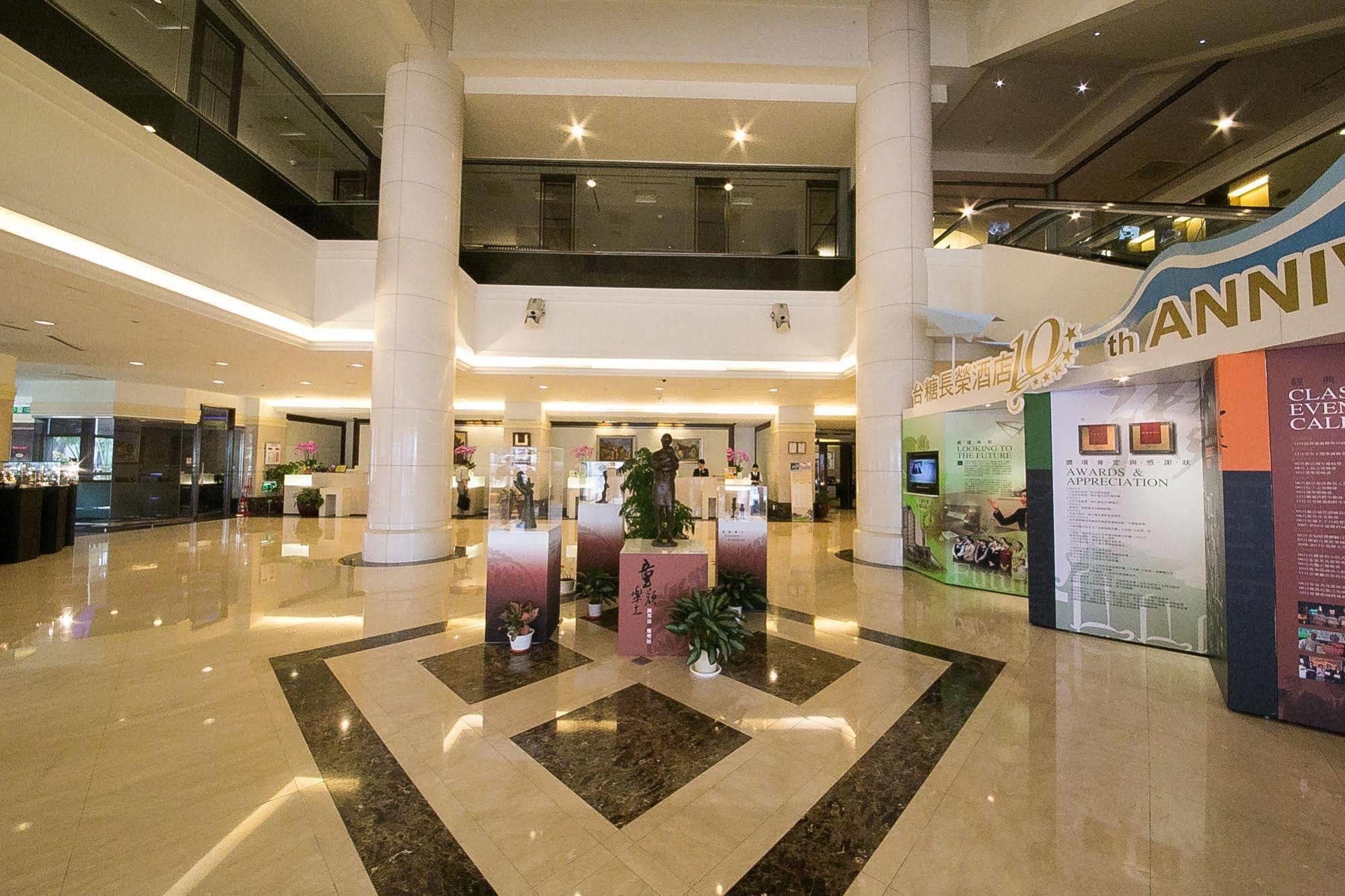 Evergreen Plaza Hotel - Тайнан Екстериор снимка Lobby