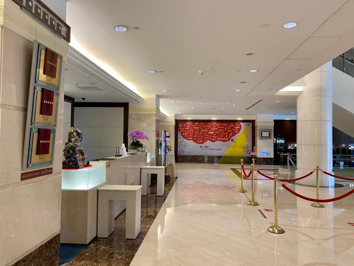 Evergreen Plaza Hotel - Тайнан Екстериор снимка Lobby