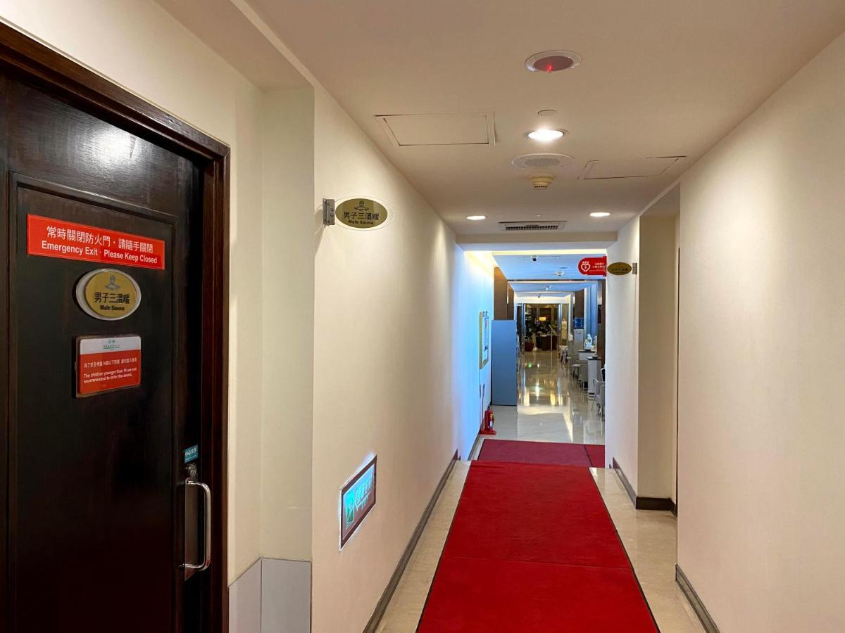 Evergreen Plaza Hotel - Тайнан Екстериор снимка A corridor in the hotel